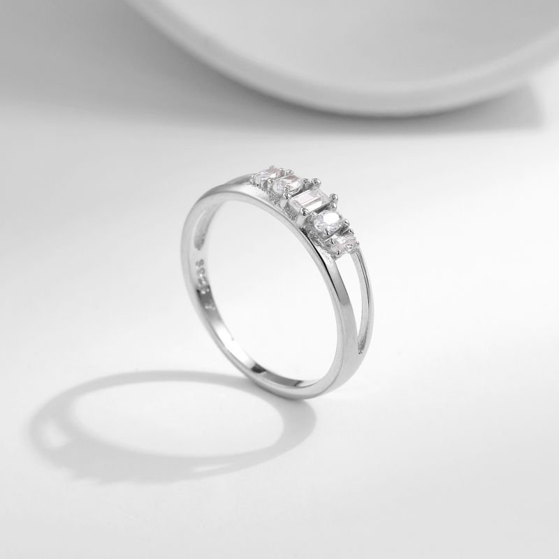 925 Sterling Silver ring with dark blue oval Cubic Zirconia stone - Size #7 (copy)
