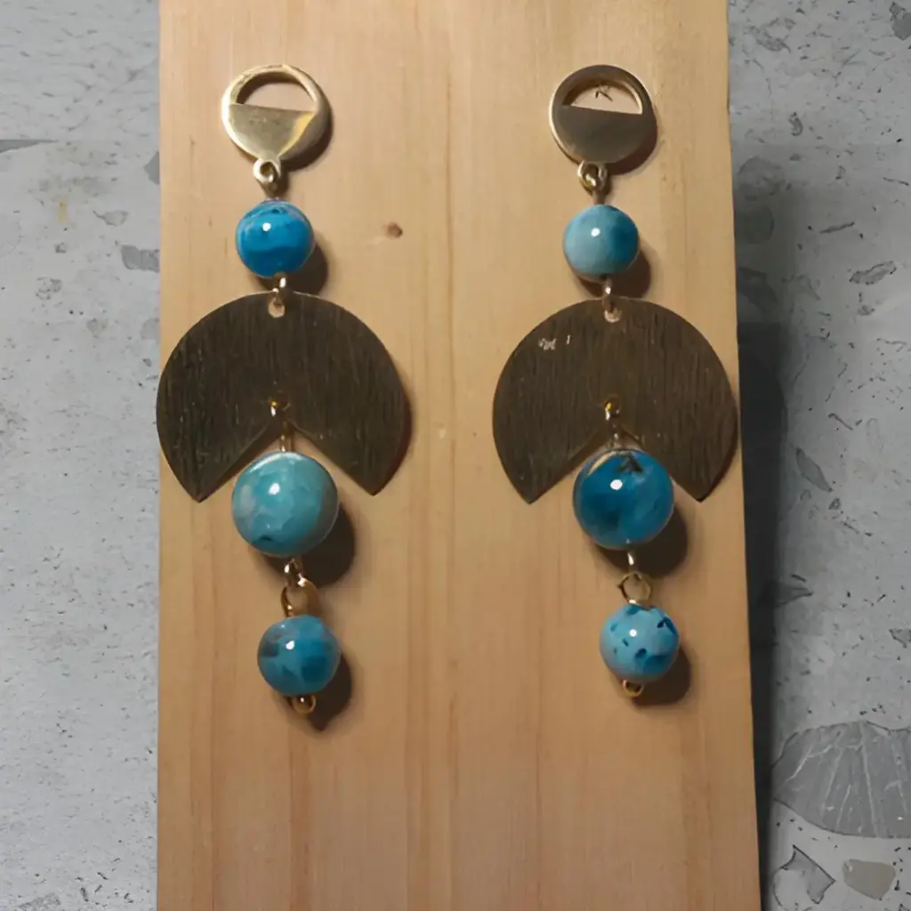[gse96] Gold plated Stainless Steel stud earrings with Natural Apatite stone beads and raw brass charms
