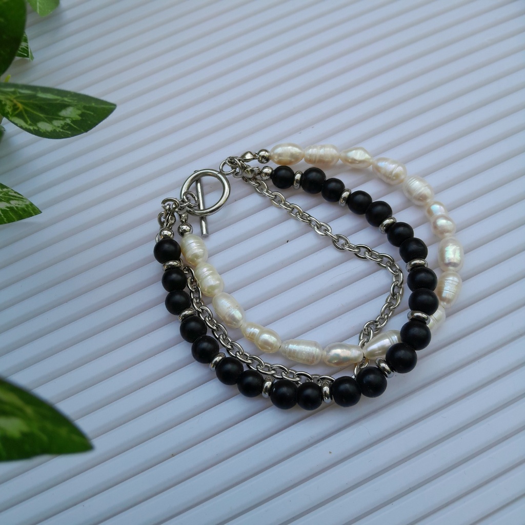 Tripple bracelet, stainless steel chain with fresh water pearls and black onyx beads