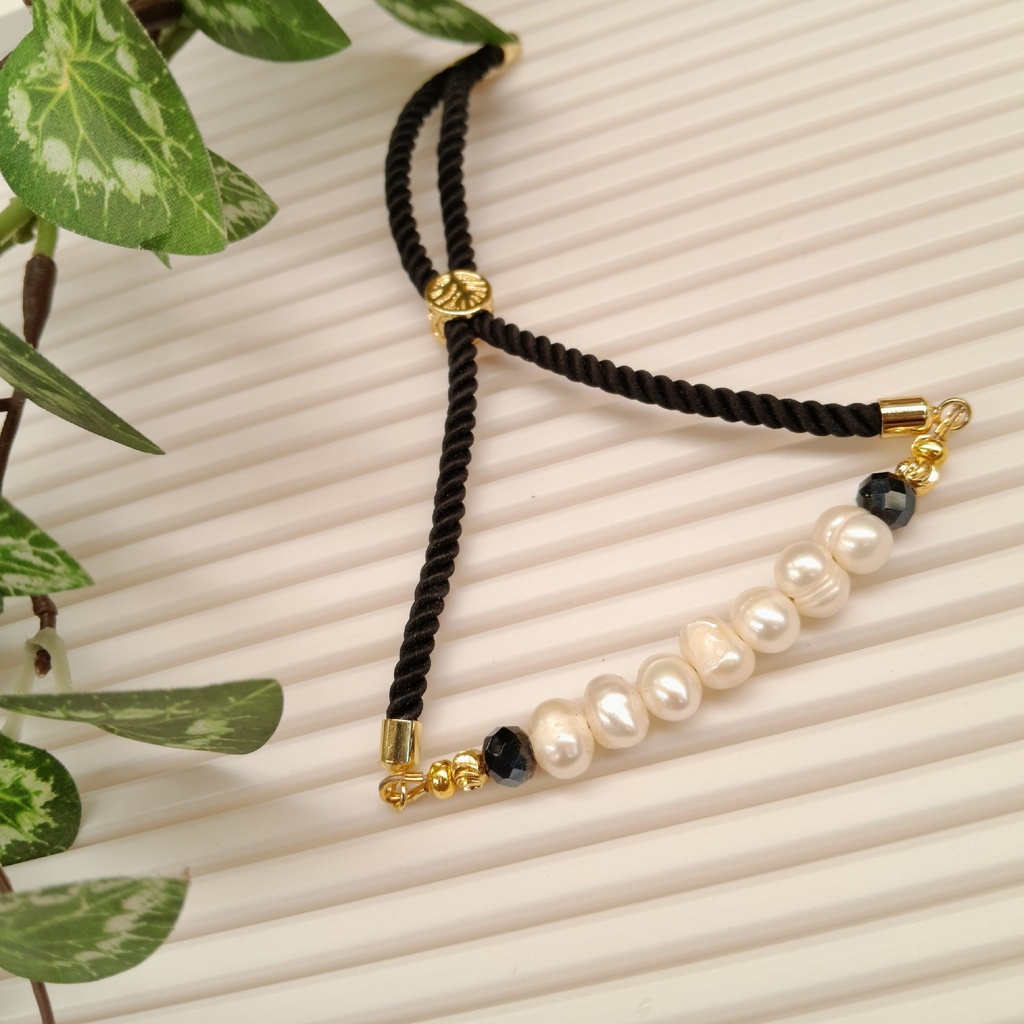 Adjustable bracelet with fresh water pearls