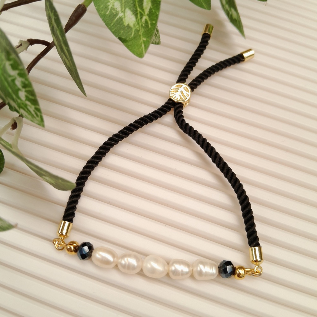 Adjustable bracelet with fresh water pearls